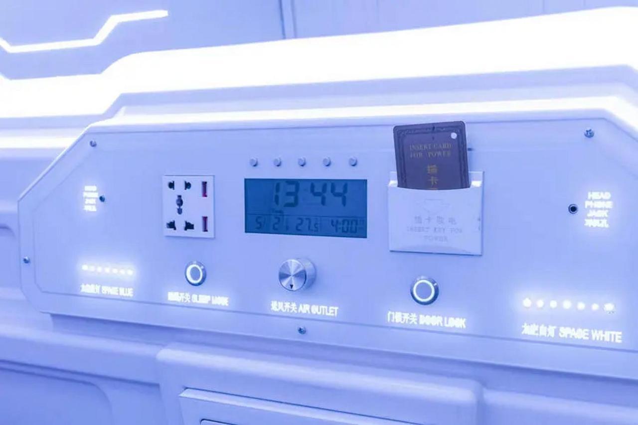 レッドドアーズ ホステル ニア タマン ピュリング ジャカルタ エクステリア 写真
