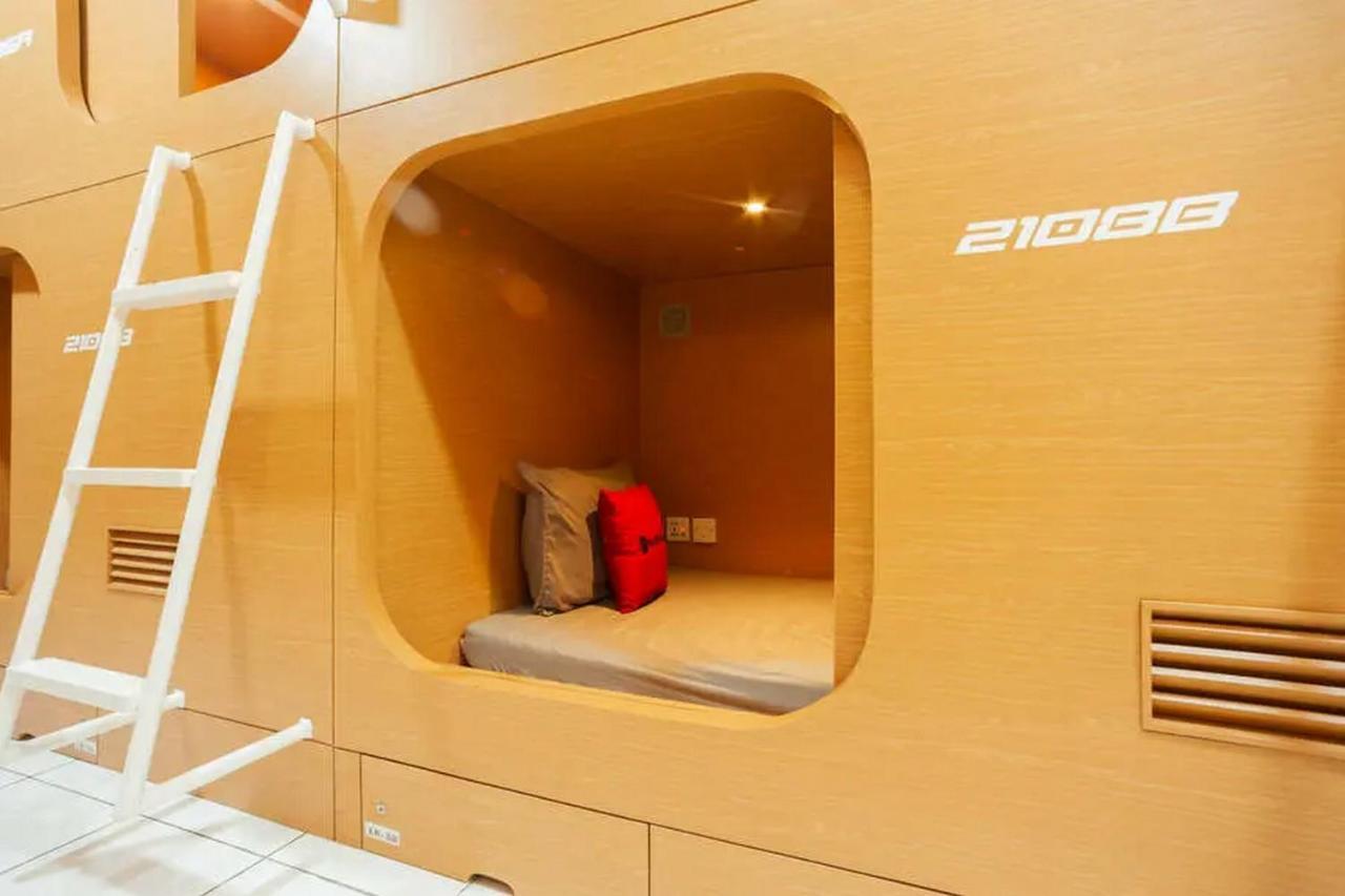 レッドドアーズ ホステル ニア タマン ピュリング ジャカルタ エクステリア 写真