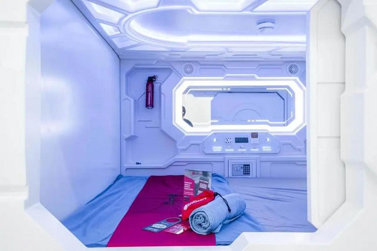 レッドドアーズ ホステル ニア タマン ピュリング ジャカルタ エクステリア 写真